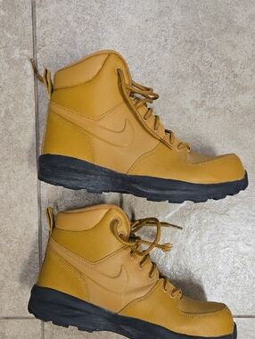 Boys Nike  Wheat High-Top Boots in Mustard/Black Size 7Y